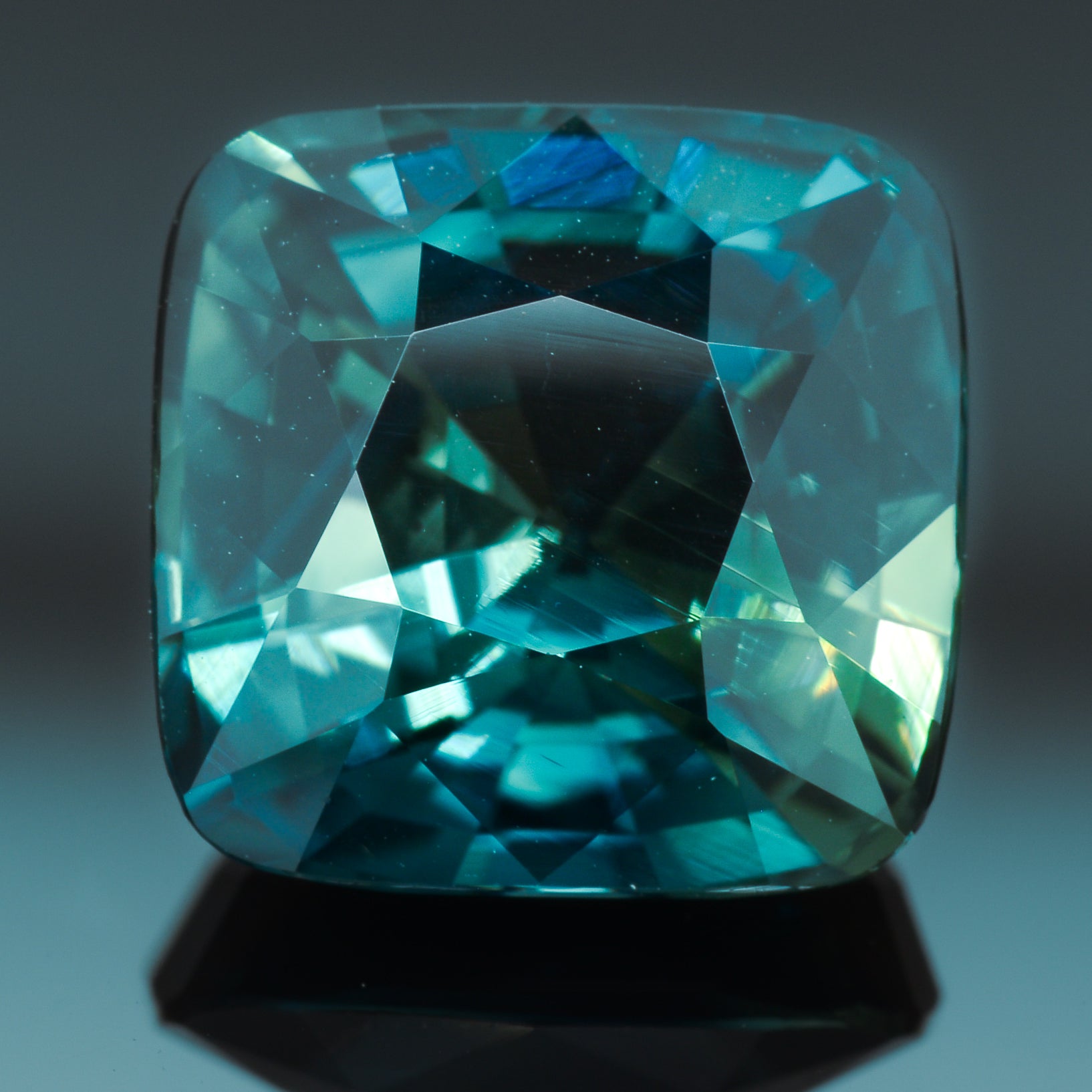 Saphir bleu-vert 1.60 carats émeraude non chauffé – Maxime Voillot Gems