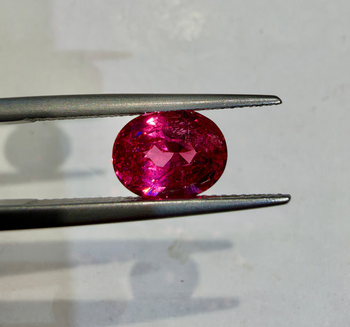 Spinelle rose intense de Mahenge 3.08 carats non traité ovale