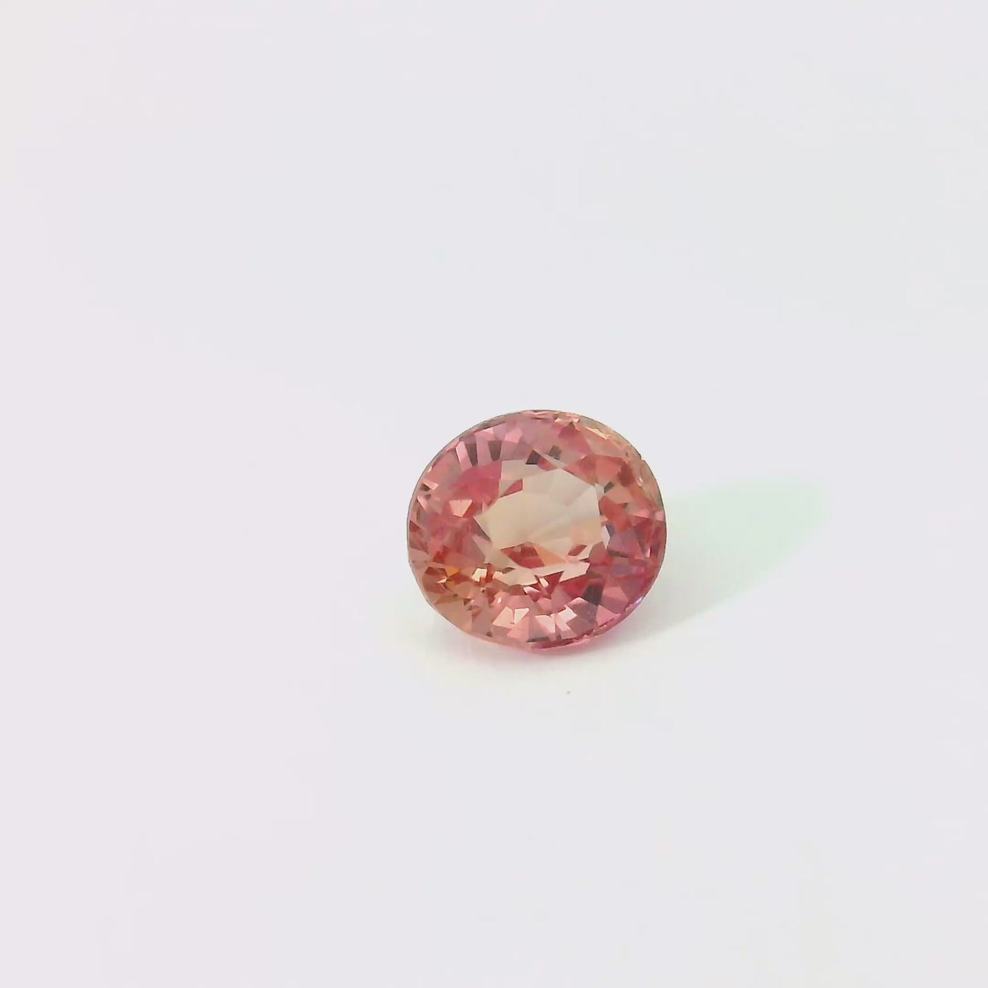 Saphir Padparadscha ovale 0.58 carats ovale chauffé