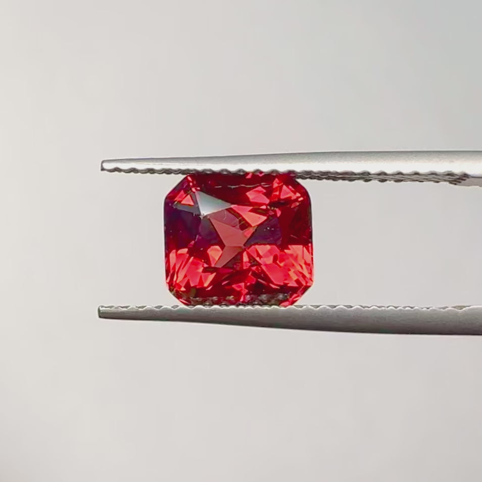 Spinelle rouge 2.55 carats asscher