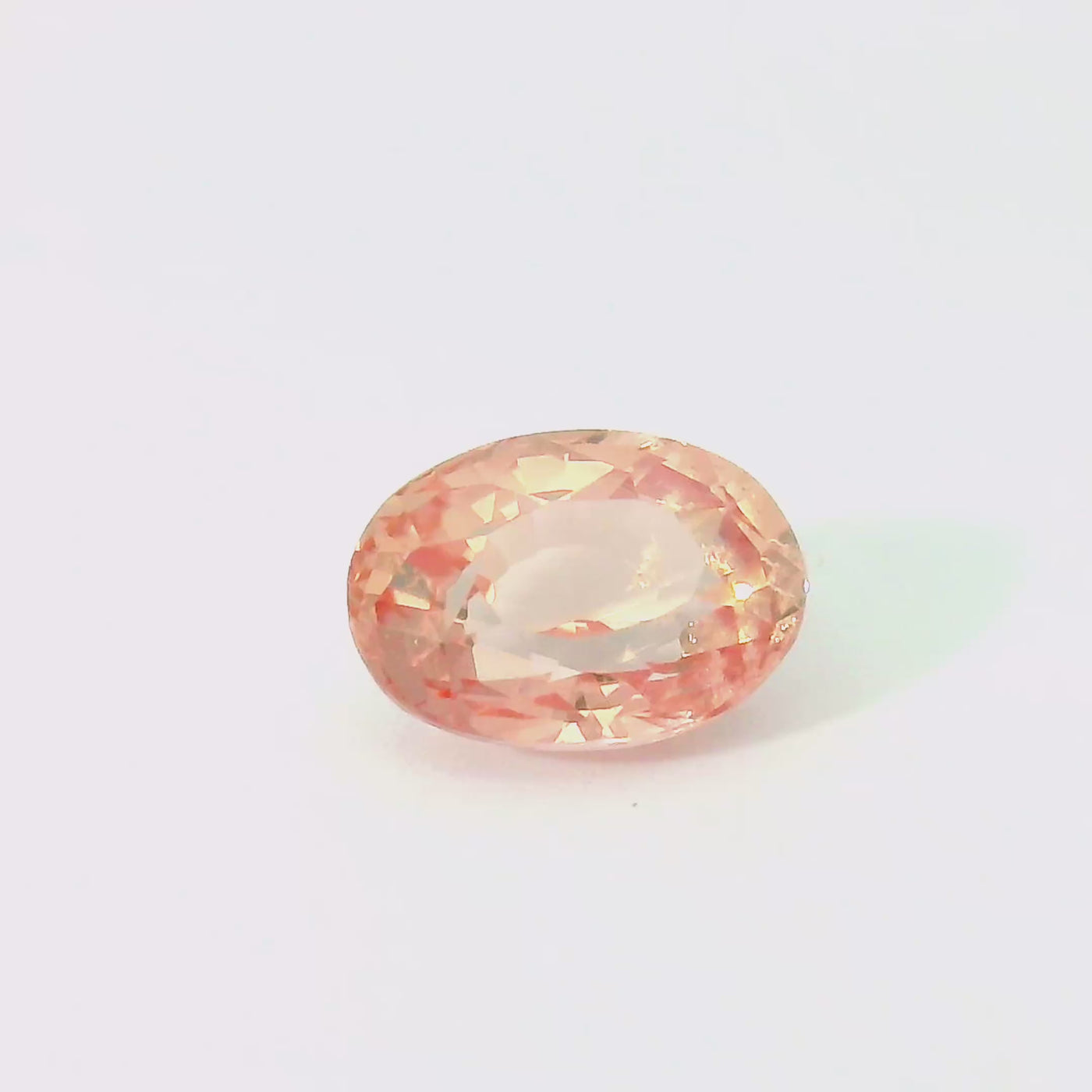 Saphir Padparadscha ovale 0.77 carats ovale chauffé