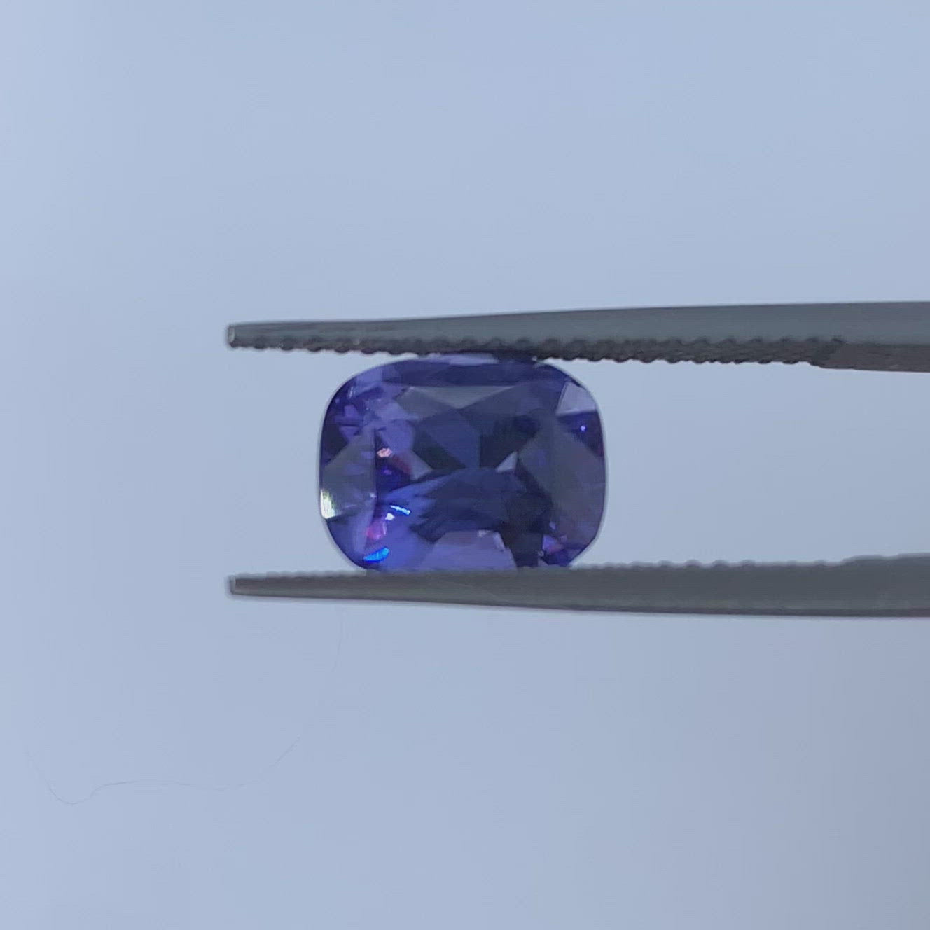 Saphir color change bleu-violet 3.02 carats coussin non chauffé