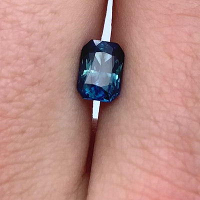 Saphir bleu-vert 1.72 carats émeraude