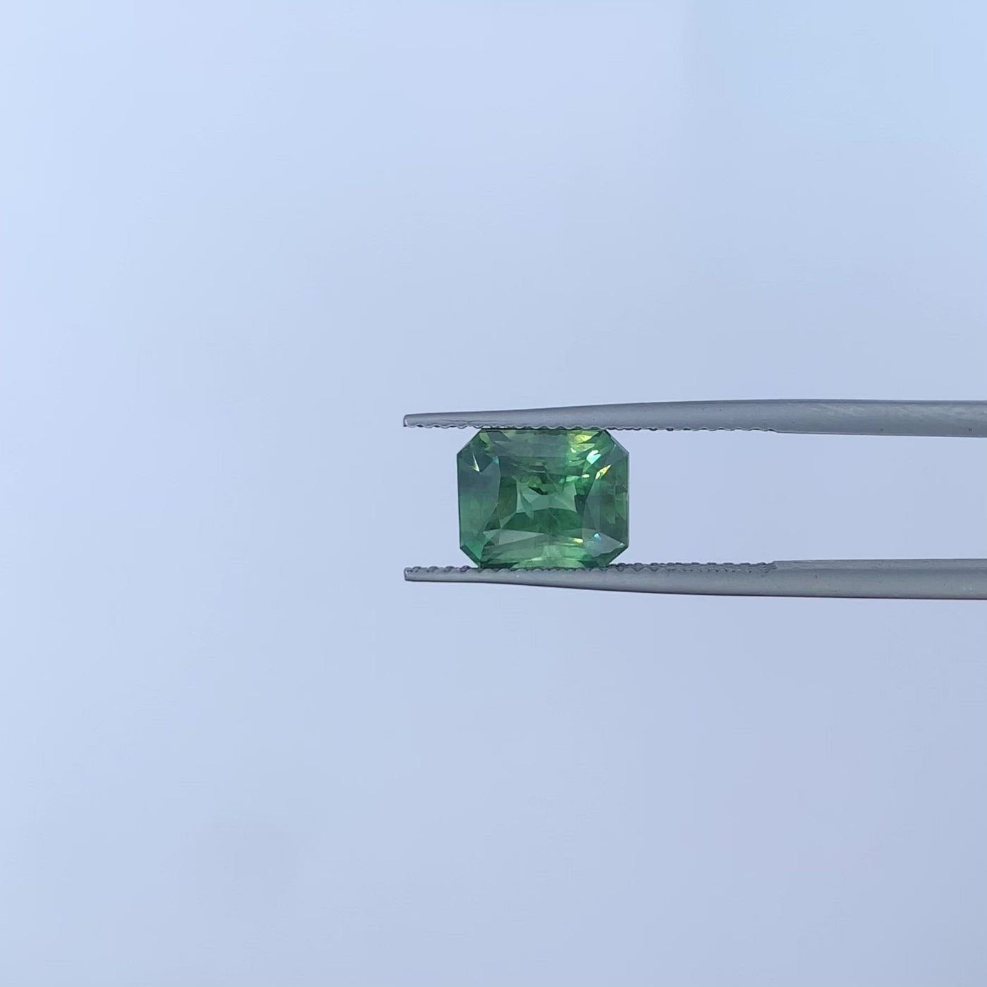 Saphir vert 4.03 carats émeraude