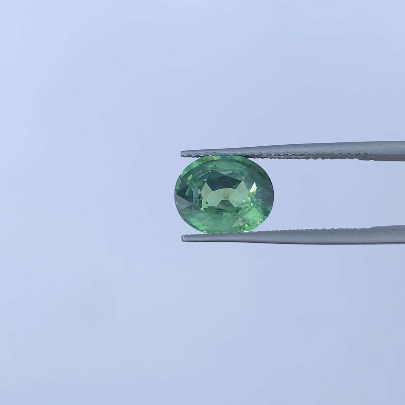 Saphir vert 3.80 carats ovale
