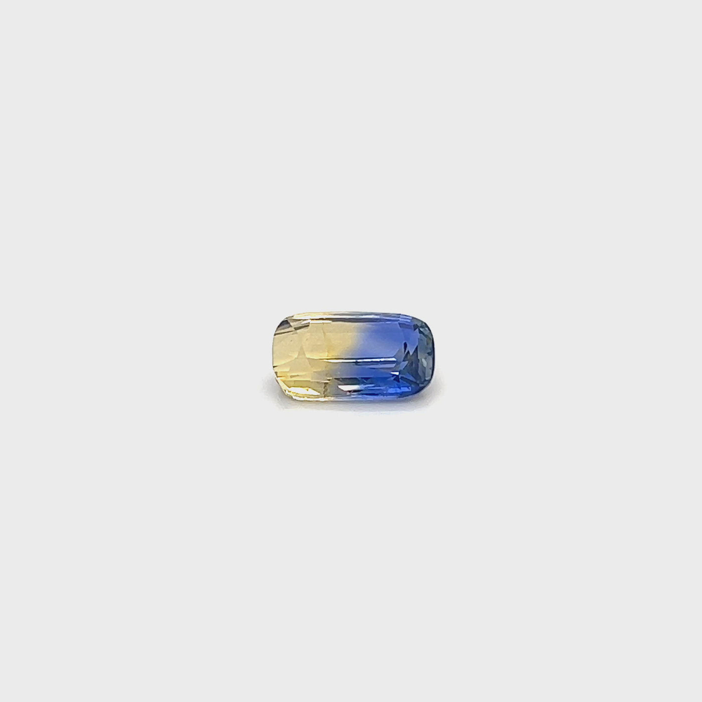 Saphir bicolore jaune-bleu 2.72 carats coussin allongé non chauffé