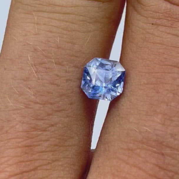 Saphir bleu 2.23 carats taille émeraude non chauffé