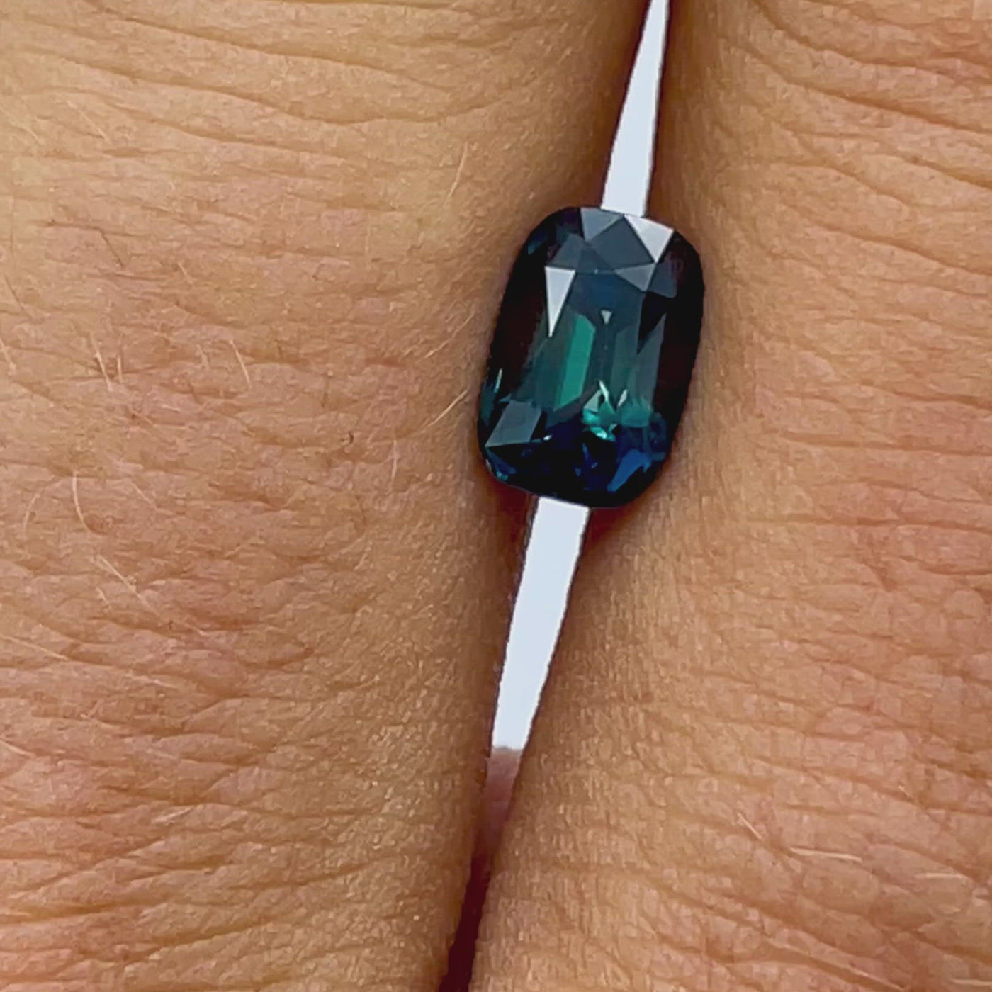 Saphir bleu-vert (teal) 2.12 carats coussin