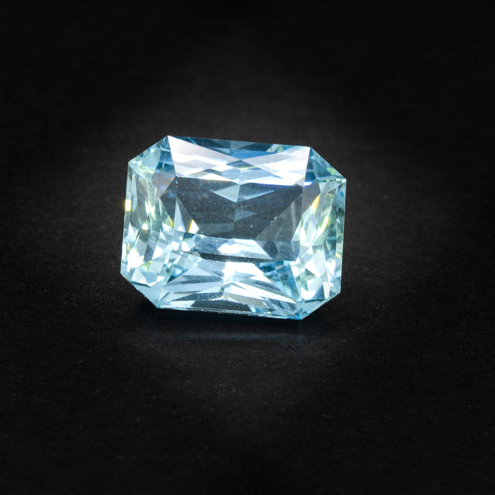 Aigue-Marine 12.80 carats émeraude non traité - vue 1