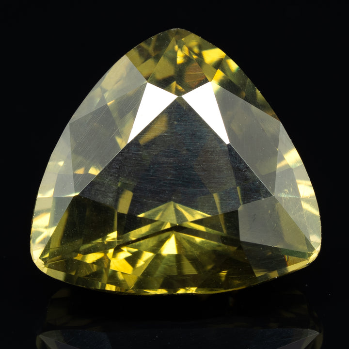 Kornérupine verte 6.83 carats trillion - vue 1