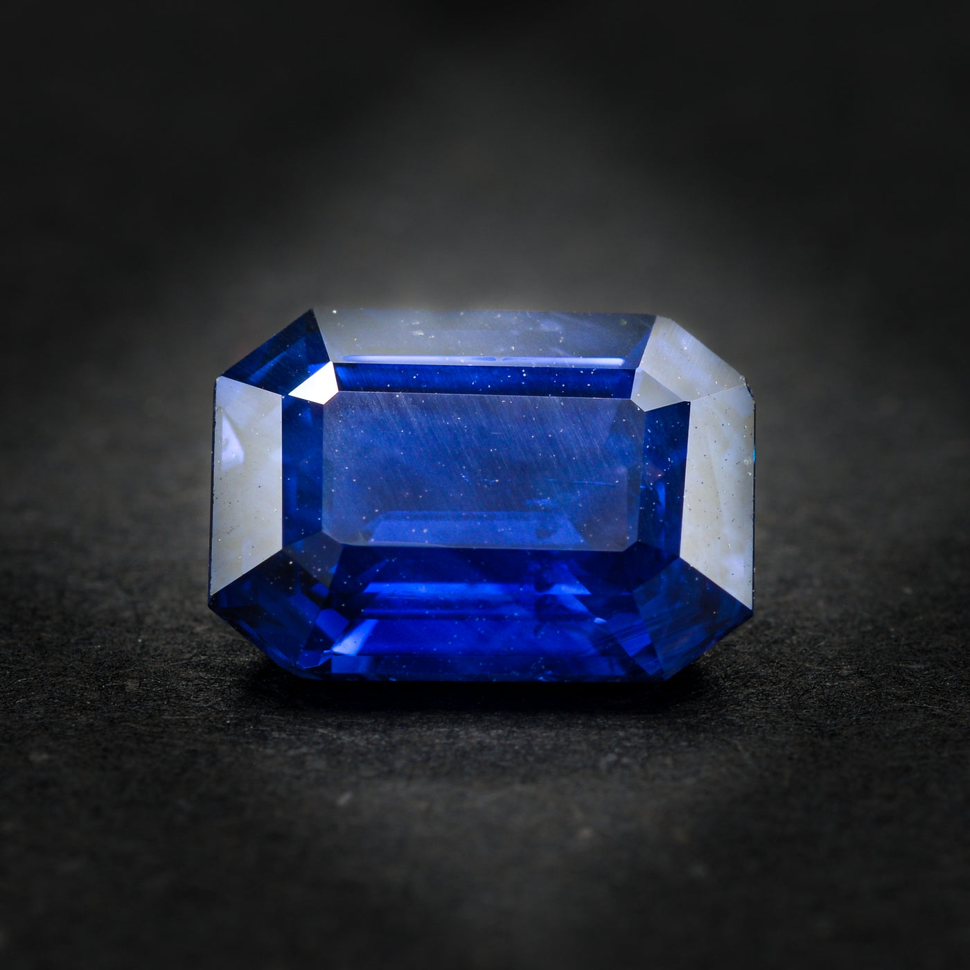 Saphir bleu 2.10 carats taille émeraude non chauffé