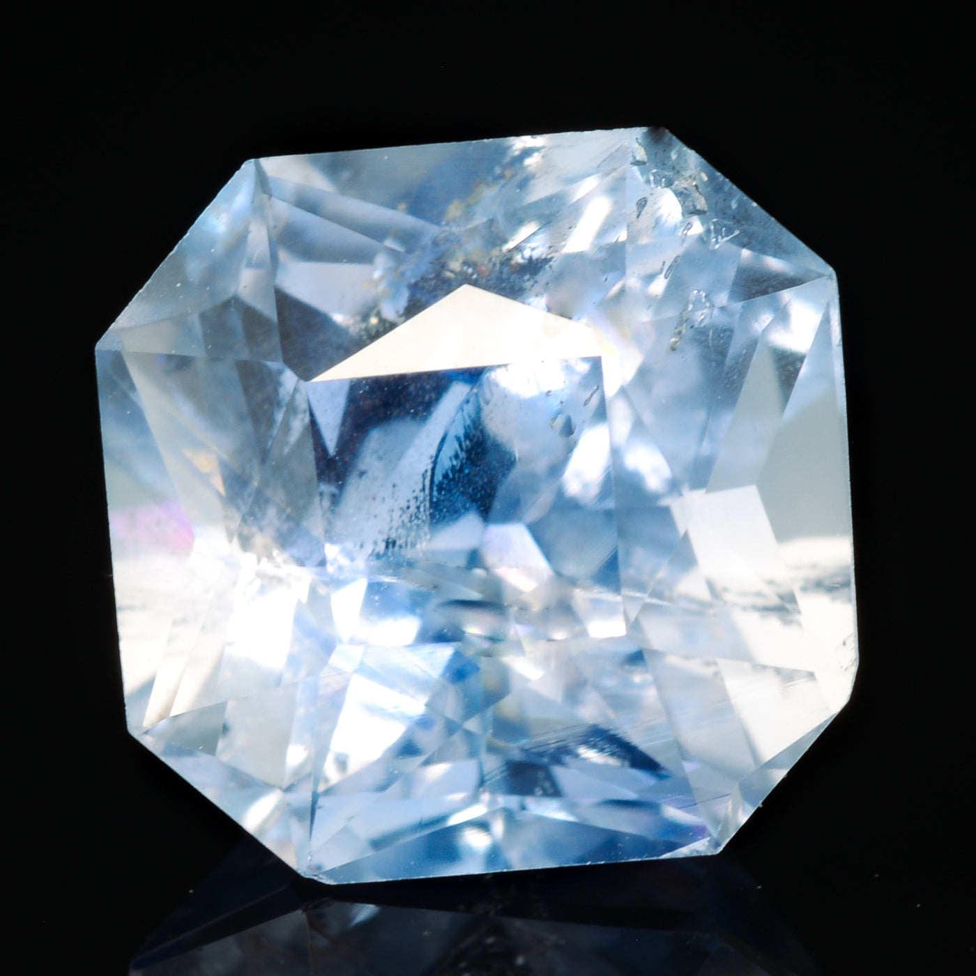 Saphir bleu 2.23 carats taille émeraude non chauffé
