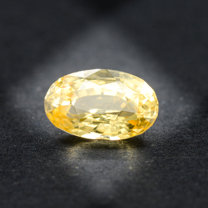 Saphir jaune 1.88 carats ovale non chauffé - vue 1