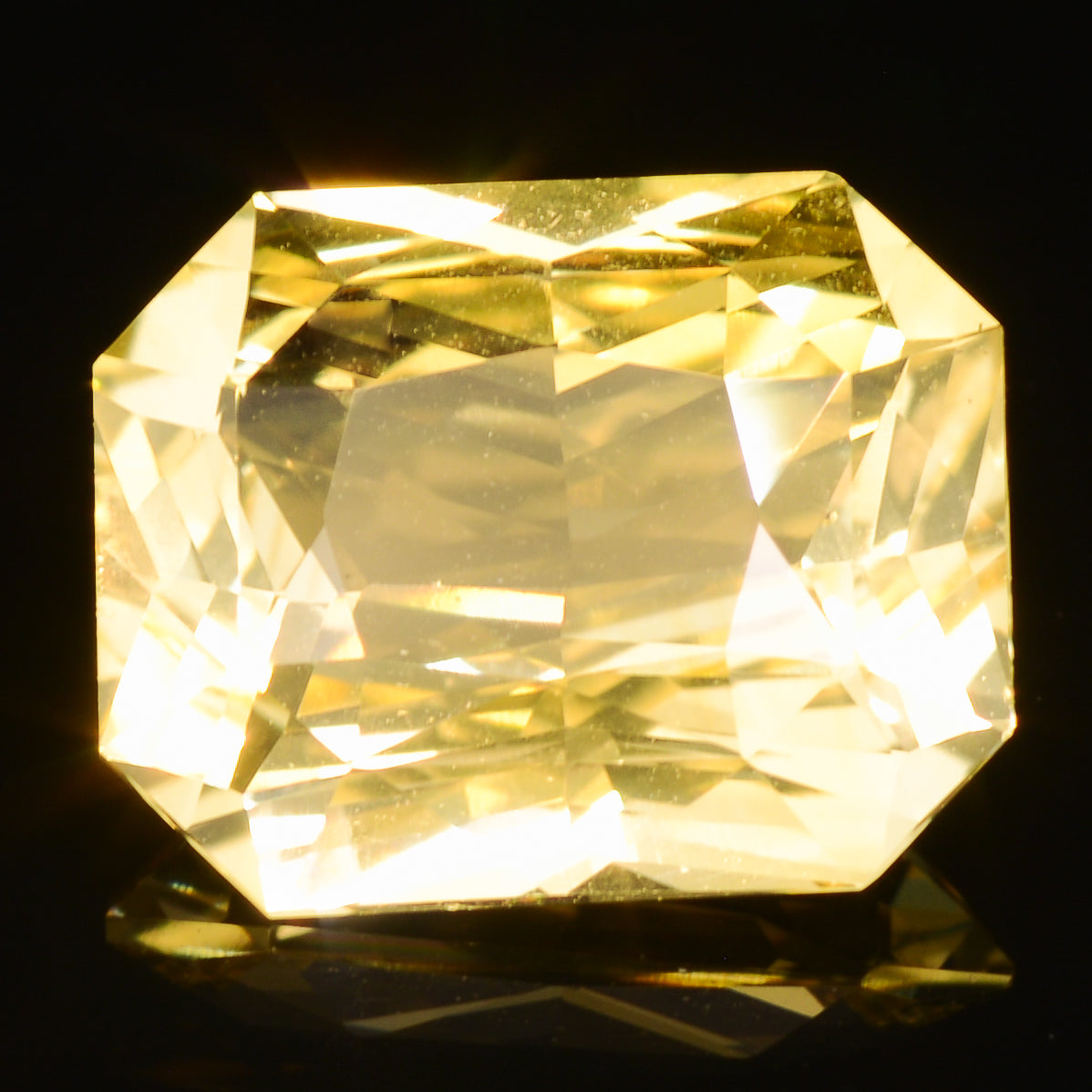 Saphir jaune 3.70 carats taille émeraude non chauffé