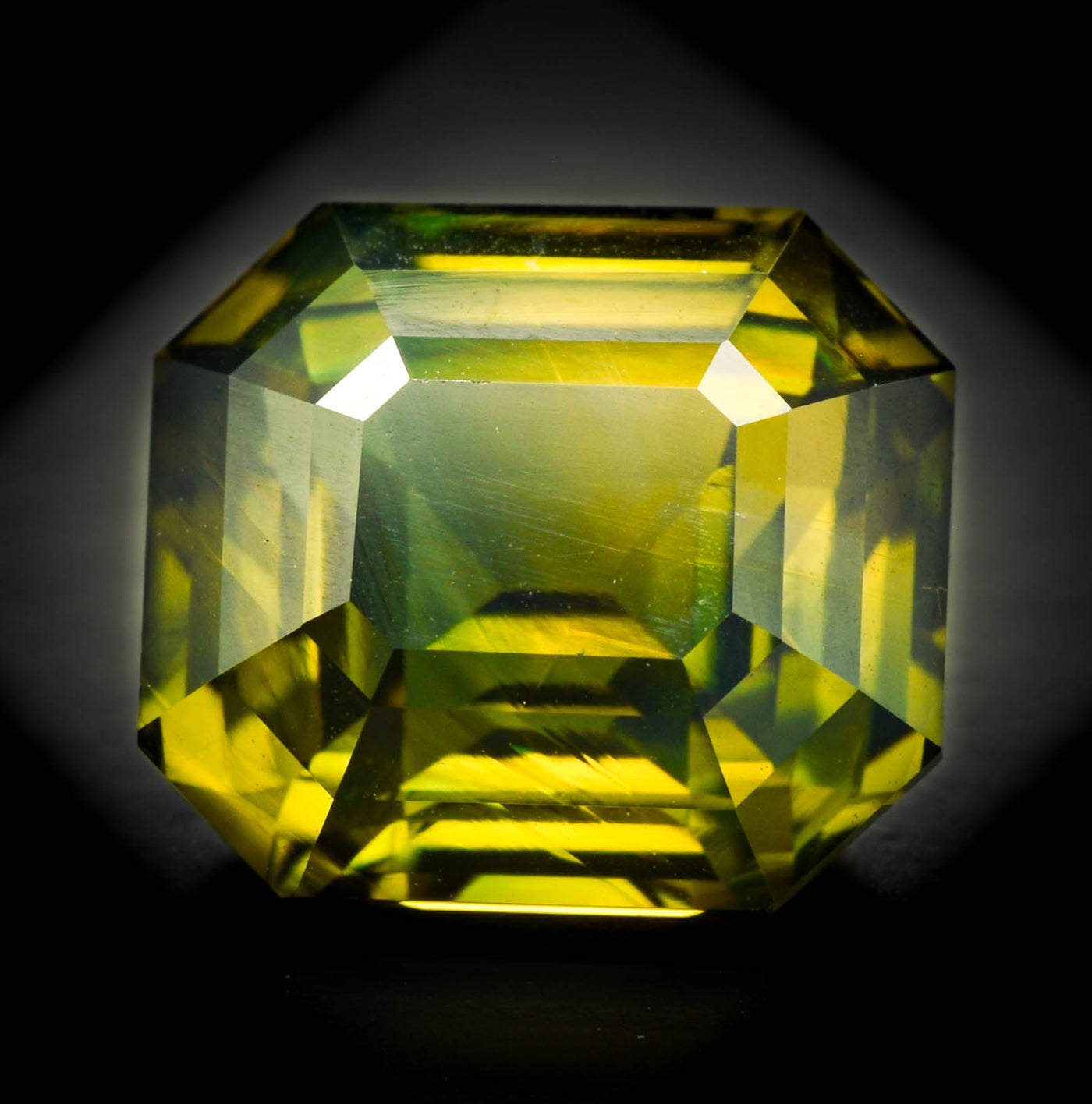 *PRIX SUR DEMANDE* Saphir bicolore jaune-vert 6.70 carats émeraude non chauffé