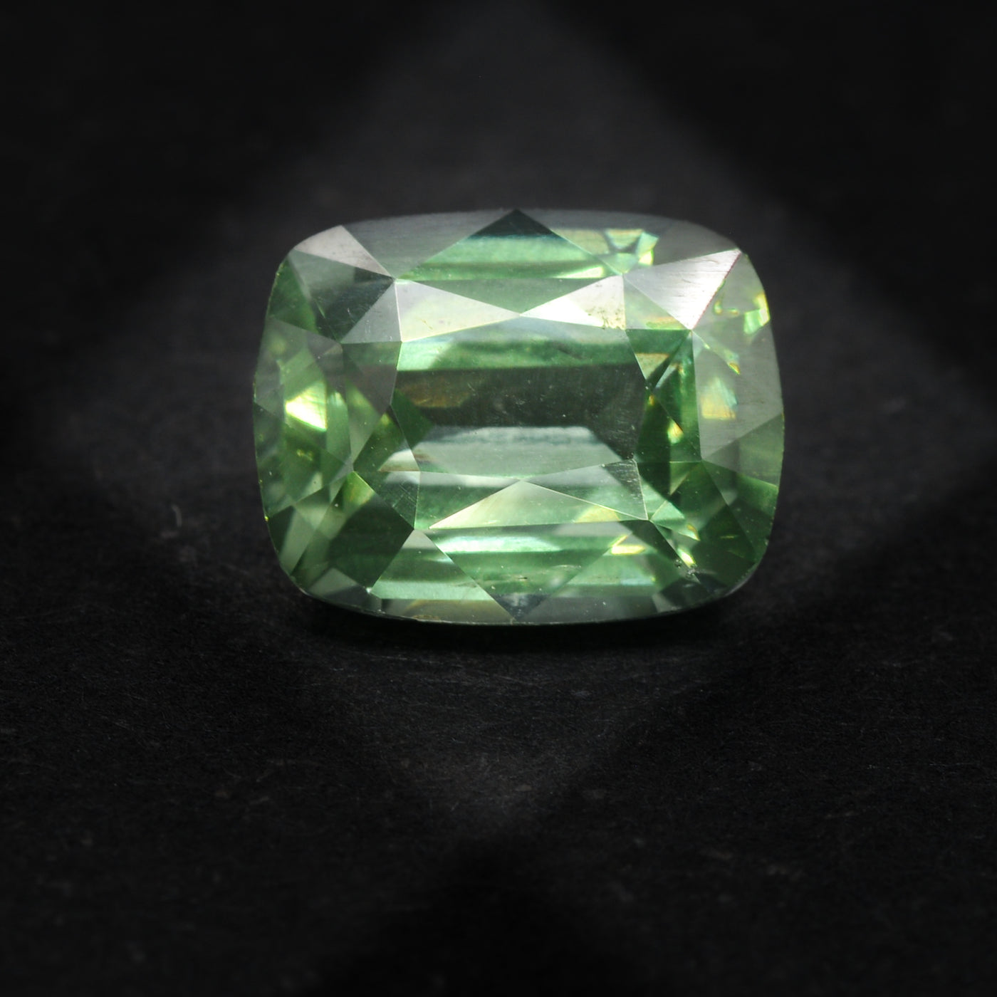 Saphir vert 2.24 carats coussin