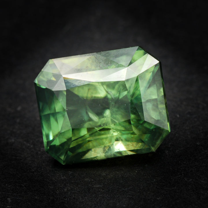 Saphir vert 4.03 carats émeraude - vue 1