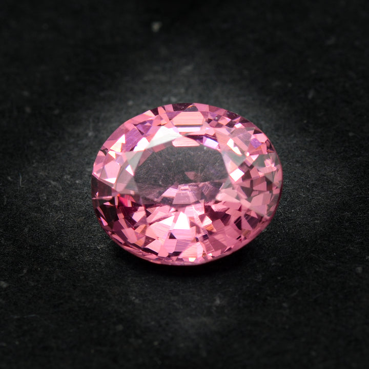 Spinelle rose 1.80 carats ovale non traité Tadjikistan - vue 1