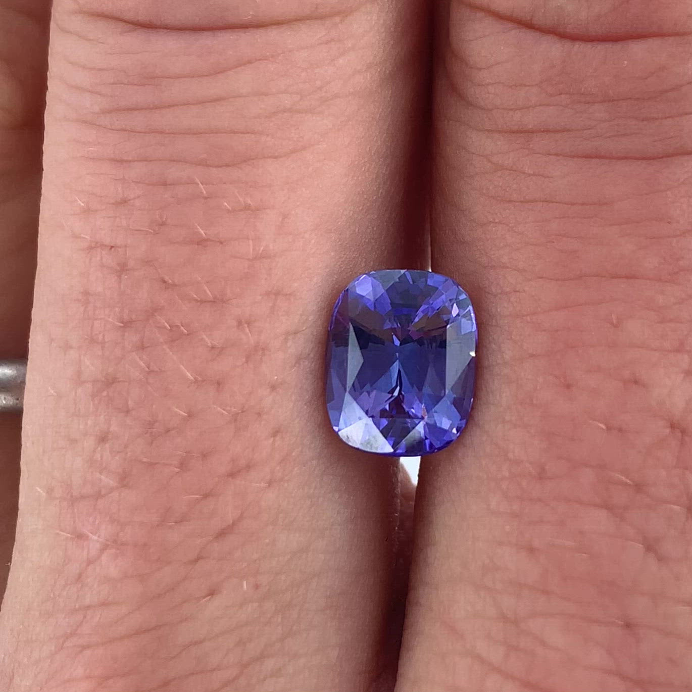 Saphir color change bleu-violet 3.02 carats coussin non chauffé