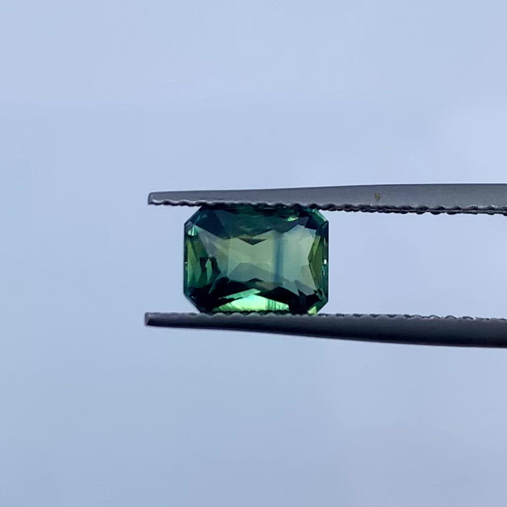 Saphir bleu-vert 1.60 carats émeraude non chauffé