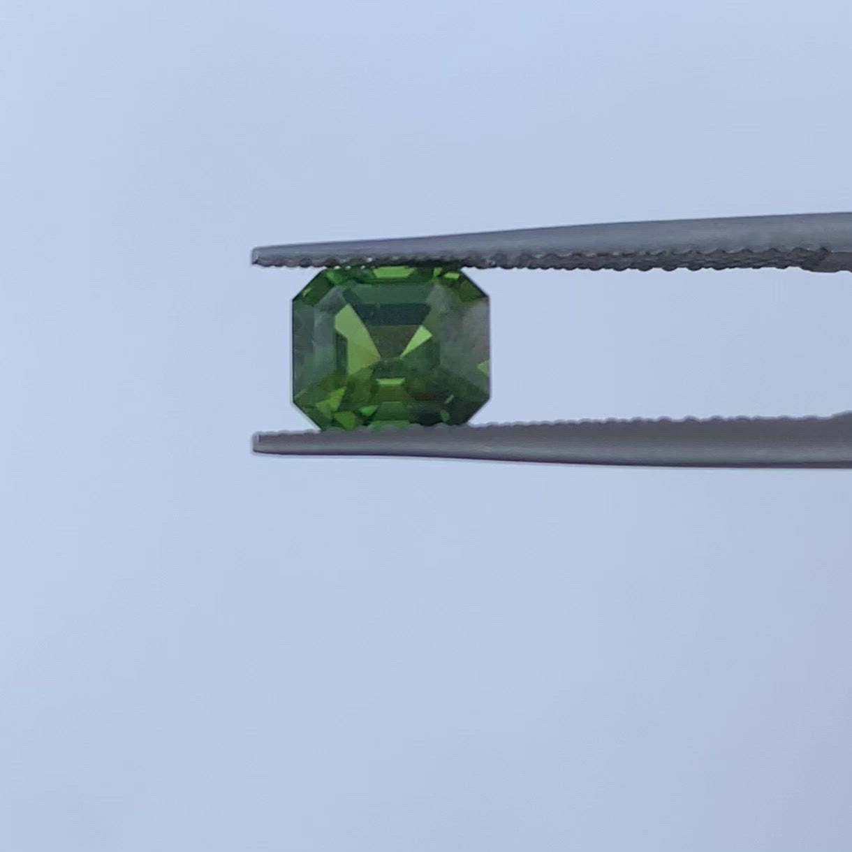 Saphir vert 1.71 carats émeraude